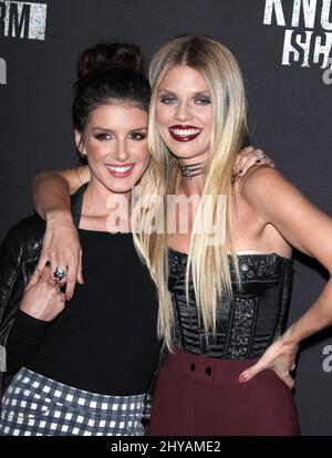 Shenae Grimes e AnnaLynne McCord in arrivo per l'evento 2016 Black Carpet di Knott's Scary Farm che si tiene presso la Knott's Berry Farm, Los Angeles, settembre 30th 2016. Foto Stock