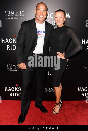 Tito Ortiz, Amber Miller che partecipa alla prima di 'Hacksaw Ridge' a Los Angeles Foto Stock