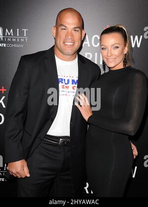 Tito Ortiz, Amber Miller che partecipa alla prima di 'Hacksaw Ridge' a Los Angeles Foto Stock