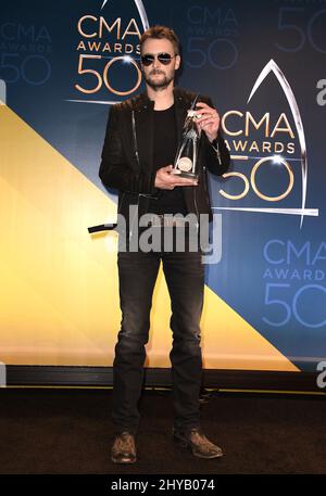 Eric Church nella sala stampa ai premi annuali CMA 50th che si tengono alla Bridgestone Arena di Nashville, USA. Foto Stock