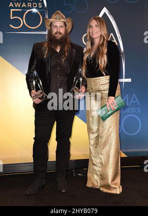 Chris Stapleton e Morgane Stapleton nella sala stampa in occasione dei premi annuali CMA 50th che si tengono alla Bridgestone Arena di Nashville, USA. Foto Stock