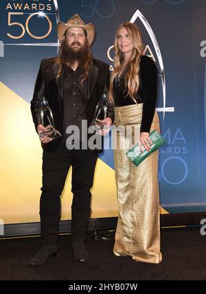 Chris Stapleton e Morgane Stapleton nella sala stampa in occasione dei premi annuali CMA 50th che si tengono alla Bridgestone Arena di Nashville, USA. Foto Stock