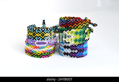 Braccialetti fai da te in tessuto amicizia con intreccio insolito. Accessorio estivo Foto Stock