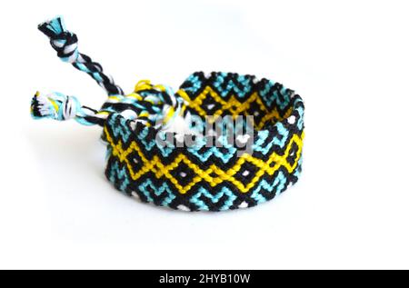 Braccialetti fai da te in tessuto amicizia con intreccio insolito. Accessorio estivo Foto Stock