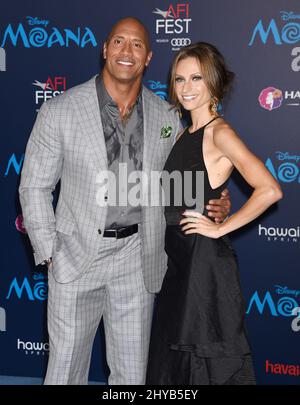 Dwayne Johnson e Lauren Hashian frequentano la Premiere di 'moana' a Los Angeles Foto Stock