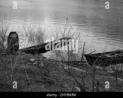 Due vecchie barche di legno ormeggiate sulle rive del fiume. tono vintage Foto Stock