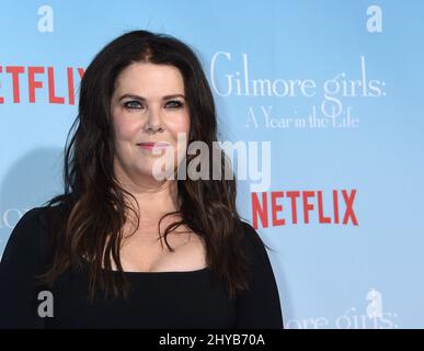 Lauren Graham partecipa alla prima "Gilmore Girls: A Year in the Life" di Netflix's, che si tiene al Regency Village Theatre Foto Stock