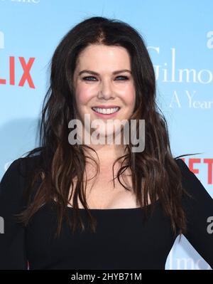 Lauren Graham partecipa alla prima "Gilmore Girls: A Year in the Life" di Netflix's, che si tiene al Regency Village Theatre Foto Stock