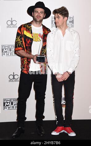 Alex Pall, Andrew Taggart dei Chainsmokers nella sala stampa durante l'annuale American Music Awards 44th tenuto al Microsoft Theatre di Los Angeles, USA Foto Stock