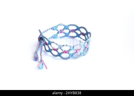 Braccialetti fai da te in tessuto amicizia con intreccio insolito. Accessorio estivo Foto Stock