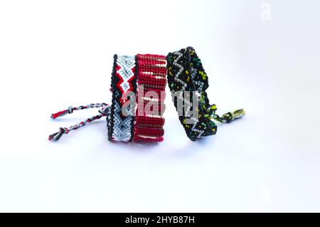 Braccialetti fai da te in tessuto amicizia con intreccio insolito. Accessorio estivo Foto Stock