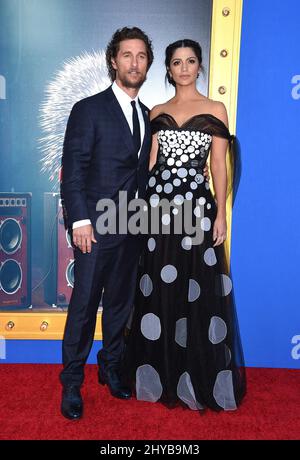 Matthew McConaughey e Camila Alves hanno partecipato alla prima mondiale di 'ing' di Universal Picture tenuta al Microsoft Theatre di Los Angeles Foto Stock