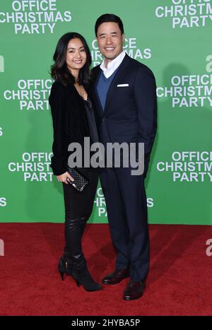 Randall Park e Jae Suh Park sono a Los Angeles Premiere di "Office Christmas Party" Foto Stock