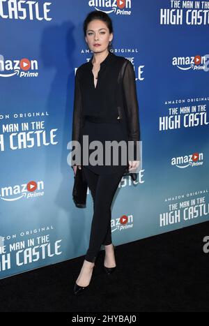 Alexa Davalos partecipa alla prima di Amazon della seconda stagione di "The Man in the High Castle" che si tiene presso il Pacific Design Center Foto Stock