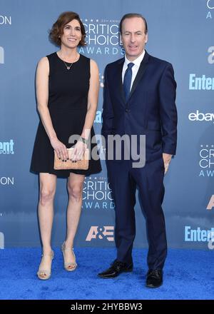 Naomi Odenkirk, Bob Odenkirk partecipa ai 22nd Annual Critics' Choice Awards che si tengono presso Barker Hanger Foto Stock