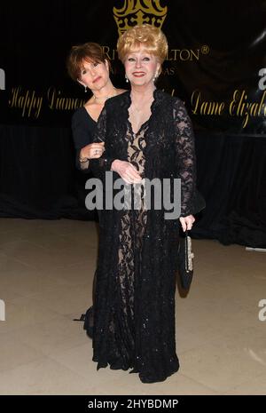 Debbie Reynolds & Carrie Fisher partecipa ai "7th Annual Costume Designers Guild Awards" che si tengono al Beverly Hilton Hotel il 19 febbraio 2005 Beverly Hills, CA. Foto Stock