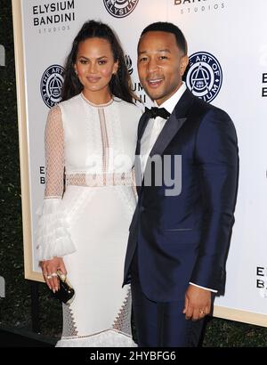 Chrissy Teigen, John Legend arriva all'Art of Elysium 20th Anniversary HEAVEN Gala che si tiene presso i Red Studios Foto Stock