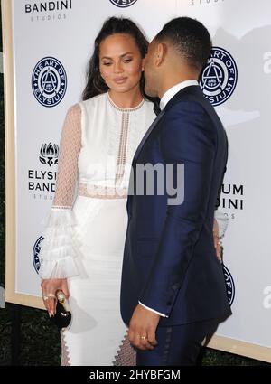 Chrissy Teigen, John Legend arriva all'Art of Elysium 20th Anniversary HEAVEN Gala che si tiene presso i Red Studios Foto Stock