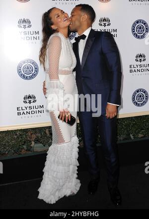 Chrissy Teigen, John Legend arriva all'Art of Elysium 20th Anniversary HEAVEN Gala che si tiene presso i Red Studios Foto Stock