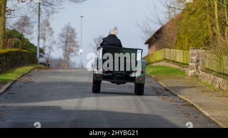 Niendorf, Germania. 22nd Feb 2022. Jürgen Scharnhop guida il suo trattore normanno dal 1938. 40 trattori storici brillano nella collezione di trattori di Jürgen Scharnhop. Alcuni sono del 40s, ma tutti iniziano. Credit: Mars/dpa/Alamy Live News Foto Stock