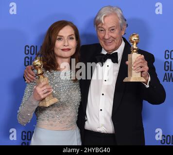 Isabelle Huppert e Paul Verhoeven nella sala stampa ai Golden Globe Awards 74th di Los Angeles Foto Stock