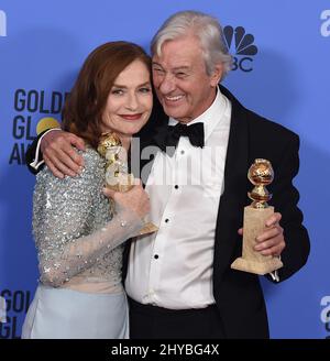 Isabelle Huppert e Paul Verhoeven nella sala stampa ai Golden Globe Awards 74th di Los Angeles Foto Stock