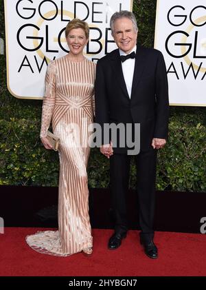 Warren Beatty e Annette BENING partecipano ai Golden Globe Awards 74th che si tengono al Beverly Hilton Hotel di Los Angeles Foto Stock