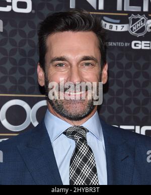 Jon Hamm arriva al gala NHL 100 che si tiene al Microsoft Theatre. Foto Stock