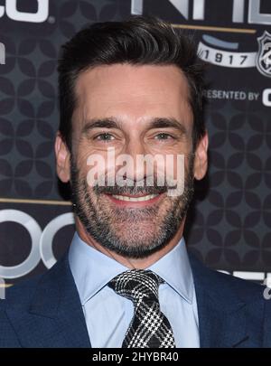 Jon Hamm arriva al gala NHL 100 che si tiene al Microsoft Theatre. Foto Stock