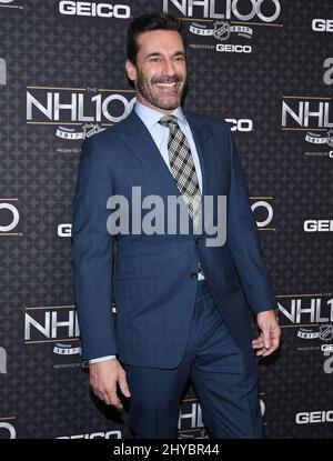 Jon Hamm arriva al gala NHL 100 che si tiene al Microsoft Theatre. Foto Stock