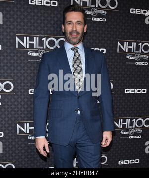 Jon Hamm arriva al gala NHL 100 che si tiene al Microsoft Theatre. Foto Stock