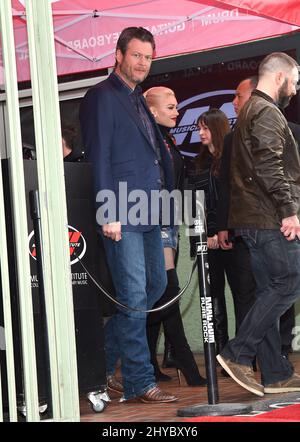 Blake Shelton e Gwen Stefani arrivano alla Walk of Fame onori Adam Levine tenuto alla Walk of Fame. Foto Stock