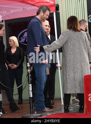 Blake Shelton e Gwen Stefani arrivano alla Walk of Fame onori Adam Levine tenuto alla Walk of Fame. Foto Stock