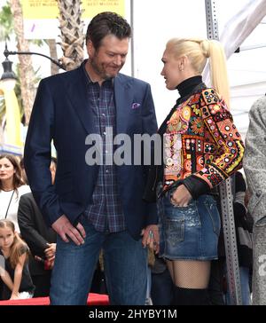 Gwen Stefani e Blake Shelton arrivano alla Walk of Fame onorano Adam Levine tenuto alla Walk of Fame. Foto Stock