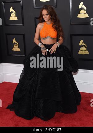 Rihanna partecipa ai Grammy Awards annuali 59th a Los Angeles Foto Stock