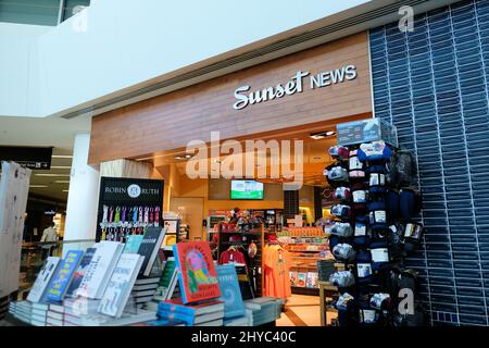 Edicola Sunset News al Terminal 2 dell'aeroporto internazionale di San Francisco nella contea di San Mateo, California; negozio di articoli per lo shopping e il viaggiatore. Foto Stock
