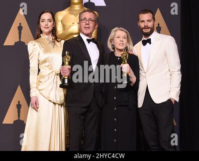 Dakota Johnson, David Wasco, Sandy Reynolds-Wasco e Jamie Dornan nella sala stampa dei premi Academy 89th che si sono tenuti al Dolby Theatre di Hollywood, Los Angeles, USA. Foto Stock