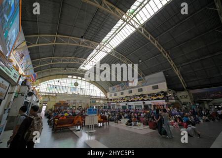 Affollata folla del pomeriggio, sala d'attesa principale della stazione ferroviaria di Bangkok, Hua Lamphong - 31 Ott 2019 Foto Stock