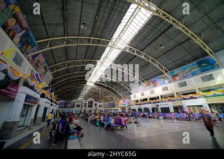 Passeggeri in attesa nella sala principale della stazione ferroviaria di Bangkok, Hua Lamphong nel tardo pomeriggio - 31 ottobre 2019 Foto Stock