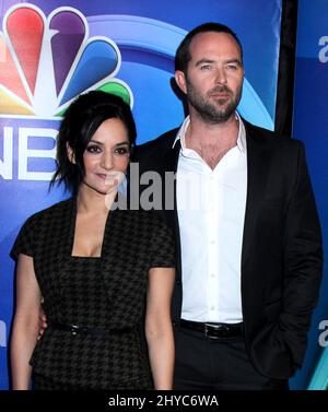 Archie Panjabi e Sullivan Stapleton partecipano alla Giornata della Stampa di mezza stagione della NBC a New York Foto Stock