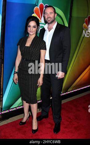 Archie Panjabi e Sullivan Stapleton partecipano alla Giornata della Stampa di mezza stagione della NBC a New York Foto Stock