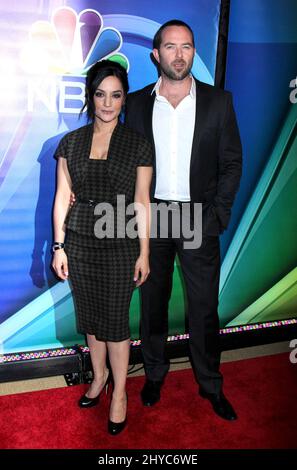 Archie Panjabi e Sullivan Stapleton partecipano alla Giornata della Stampa di mezza stagione della NBC a New York Foto Stock