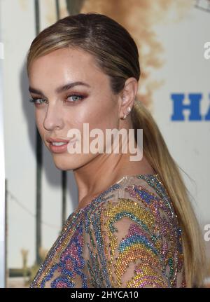 Jessica McNamee arriva al 'Chips' Premiere tenuto al TCL Chinese Theatre Foto Stock