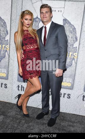 Chris Zylka e Paris Hilton arrivano al "The Leftovers" Season 3 Premiere di HBO che si tiene all'Avalon. Foto Stock