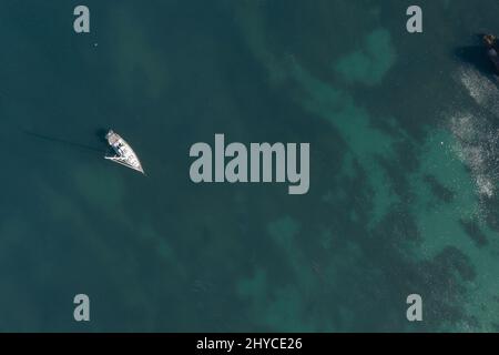 Vista dall'alto di una barca a vela sull'acqua Foto Stock