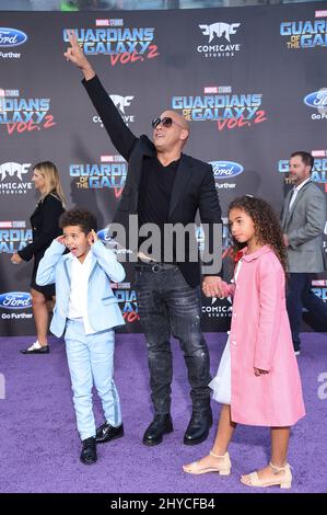 VIN Diesel, Hania Sinclair e Vincent Sinclair alla prima mondiale dei Guardiani del Galaxy Vol. 2 a Los Angeles Foto Stock