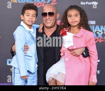 VIN Diesel, Hania Sinclair e Vincent Sinclair alla prima mondiale dei Guardiani del Galaxy Vol. 2 a Los Angeles Foto Stock