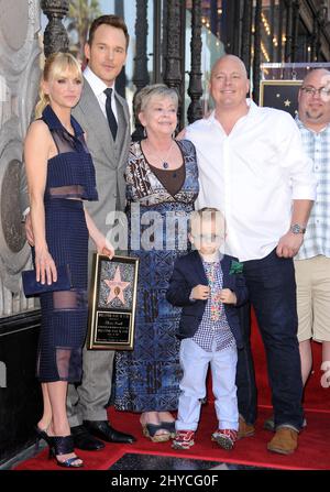 Chris Pratt, Anna Faris, Jack Pratt alla Hollywood Walk of Fame Star Ceremony che si tiene di fronte al Teatro El Capitan Foto Stock