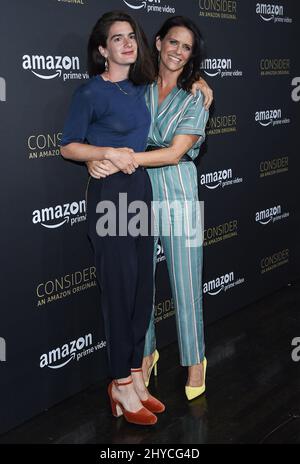 Gaby Hoffman e Amy Landecker arrivano all'evento FYC per il 'trasparente' di Amazon Video tenuto presso l'Hollywood Athletic Club di Los Angeles, USA Foto Stock