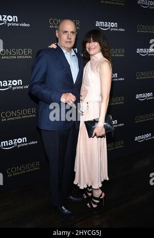 Jeffrey Tambor e Kathryn Hahn arrivano all'evento FYC per la 'trasparente' di Amazon Video tenuto presso l'Hollywood Athletic Club di Los Angeles, USA Foto Stock